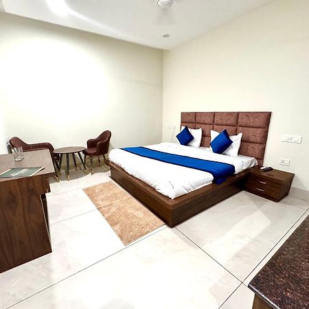 Hotel Prism Grand à Zirakpur Extérieur photo