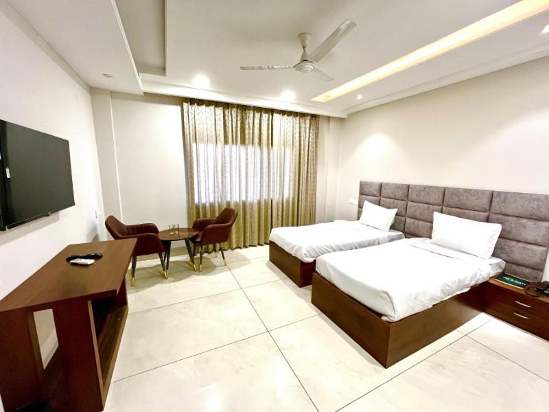 Hotel Prism Grand à Zirakpur Extérieur photo