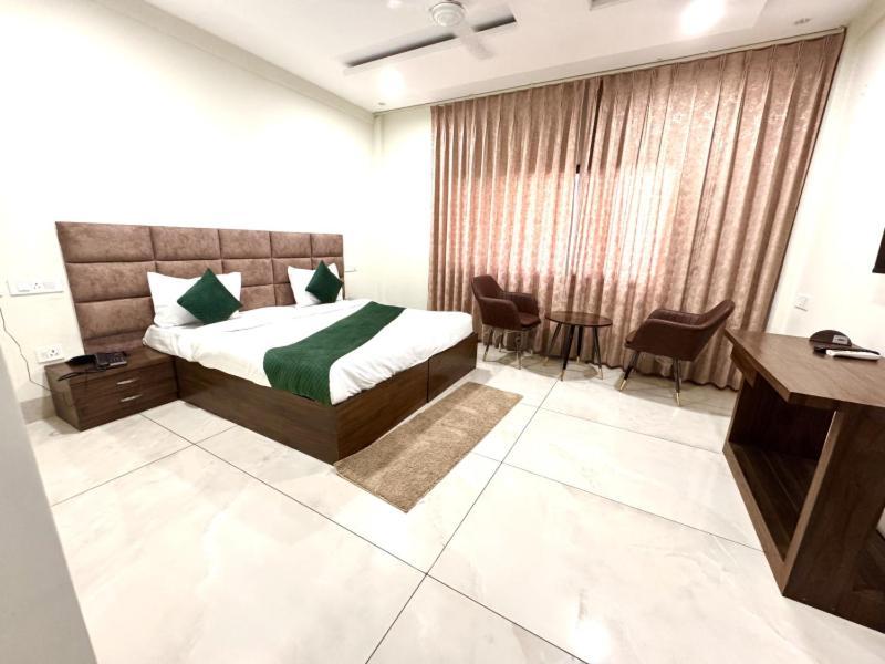 Hotel Prism Grand à Zirakpur Extérieur photo