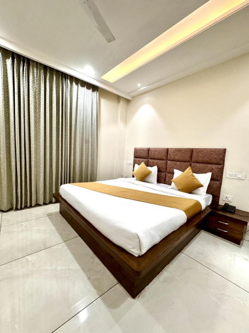 Hotel Prism Grand à Zirakpur Extérieur photo