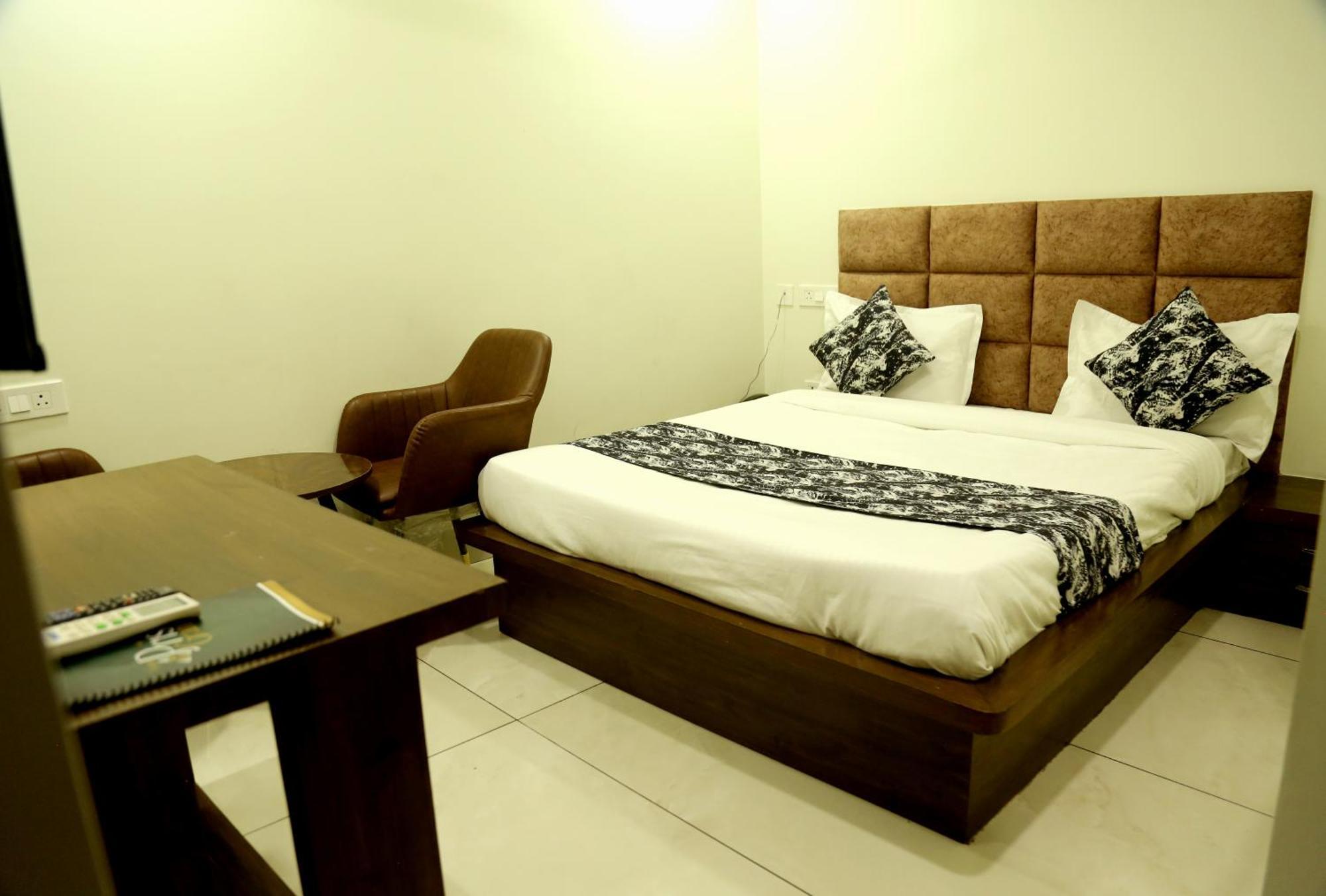 Hotel Prism Grand à Zirakpur Extérieur photo