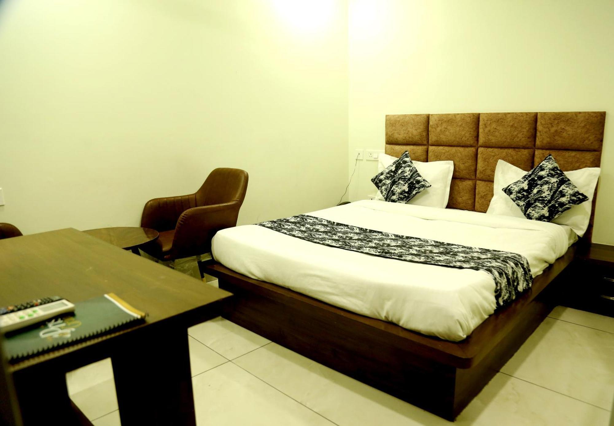 Hotel Prism Grand à Zirakpur Extérieur photo