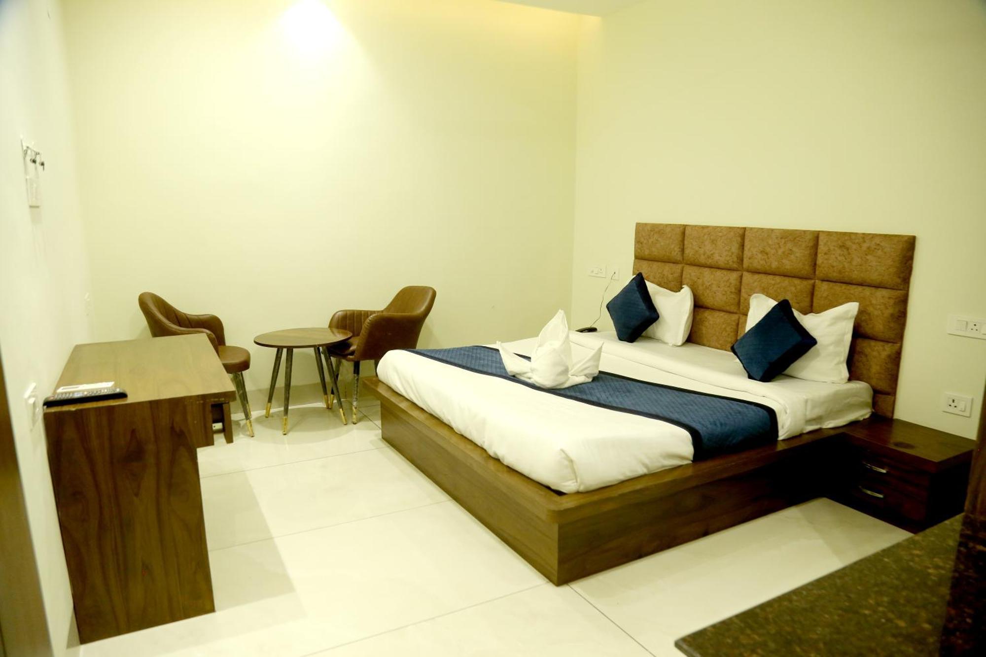 Hotel Prism Grand à Zirakpur Extérieur photo